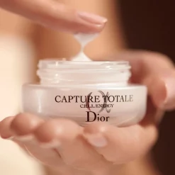 CAPTURE TOTALE C.E.L.L. ENERGYCrema contorno de ojos reafirmante y correctora de arrugas