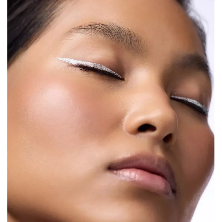 Eyeliner Líquido Efecto Space Glam