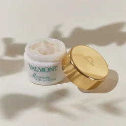MOISTURIZING WITH A CREAM 50 ML